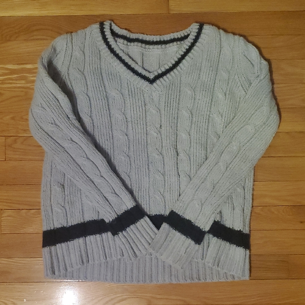 💫2/$25💫 SHEIN V-Neck Sweater in Gray and Black